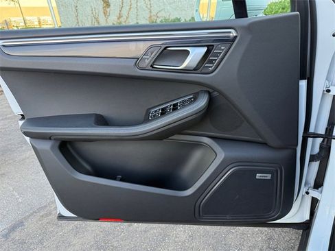 Used 2023 Porsche Macan image 9