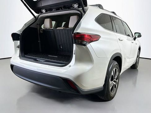 Used 2021 Toyota Highlander XLE AWD/4WD image 27