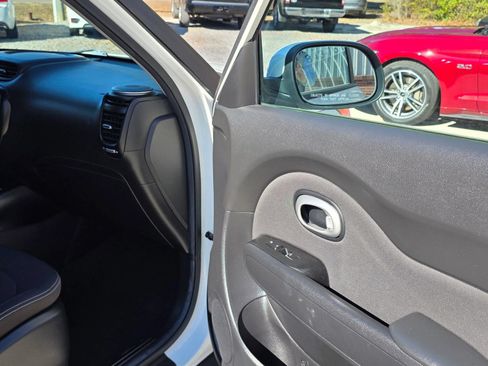 Used 2018 Kia Soul FWD image 16