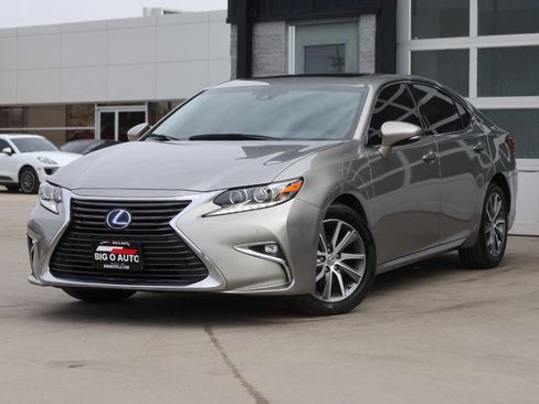 Used 2018 Lexus ES 300h w/ Navigation Package image 3