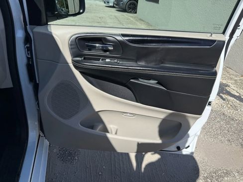 Used 2017 Dodge Grand Caravan SXT image 18