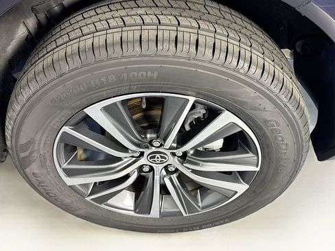 Used 2023 Toyota Venza LE image 31