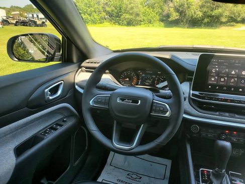 Used 2025 Jeep Compass Latitude w/ Convenience Group AWD/4WD image 14