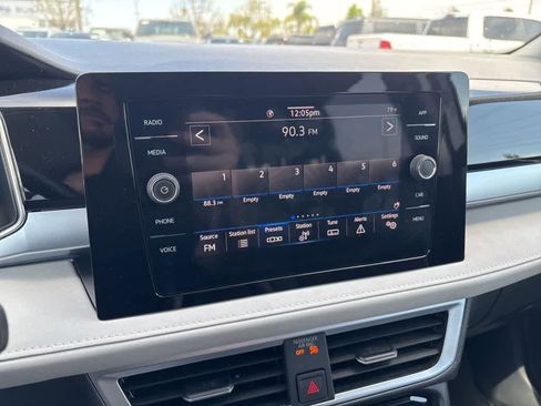 Used 2025 Volkswagen Taos SE image 10