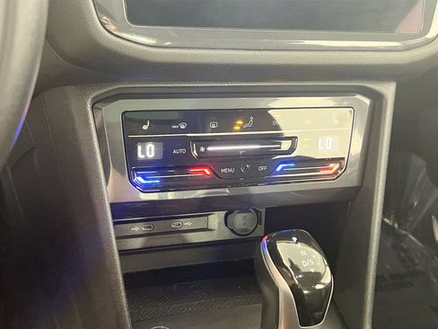 Used 2022 Volkswagen Tiguan SE image 15