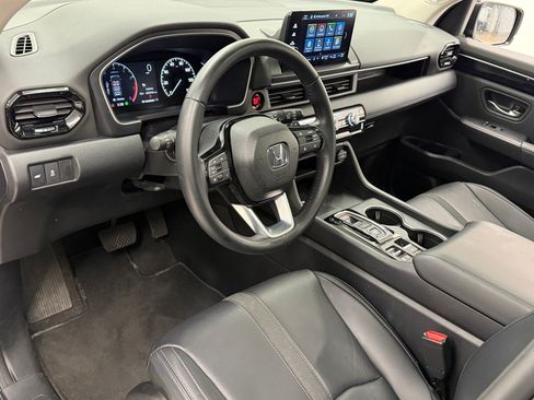 Used 2024 Honda Pilot Touring image 3
