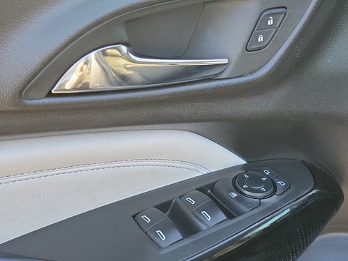 Used 2025 Chevrolet Trax LT FWD image 23