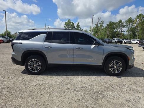 Used 2025 Chevrolet Traverse LT w/ Driver Confidence Package FWD image 3