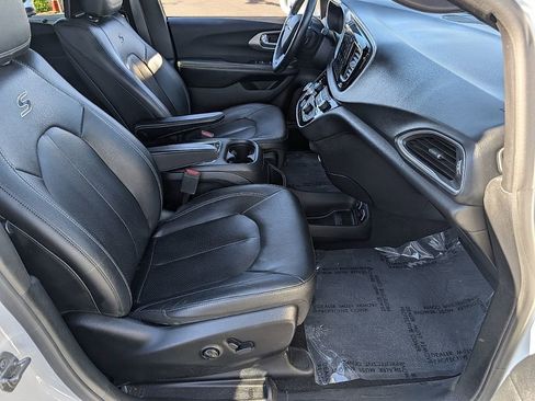 Used 2019 Chrysler Pacifica Touring-L Plus w/ Advanced Safetytec Group image 17