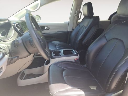 Used 2023 Chrysler Pacifica Touring-L FWD image 10