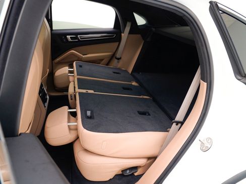 Used 2023 Porsche Cayenne Platinum Edition image 32