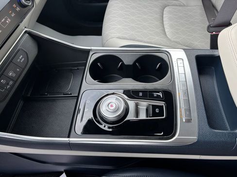 Used 2025 Kia Carnival EX image 17