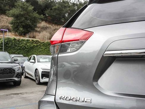 Used 2020 Nissan Rogue S image 11