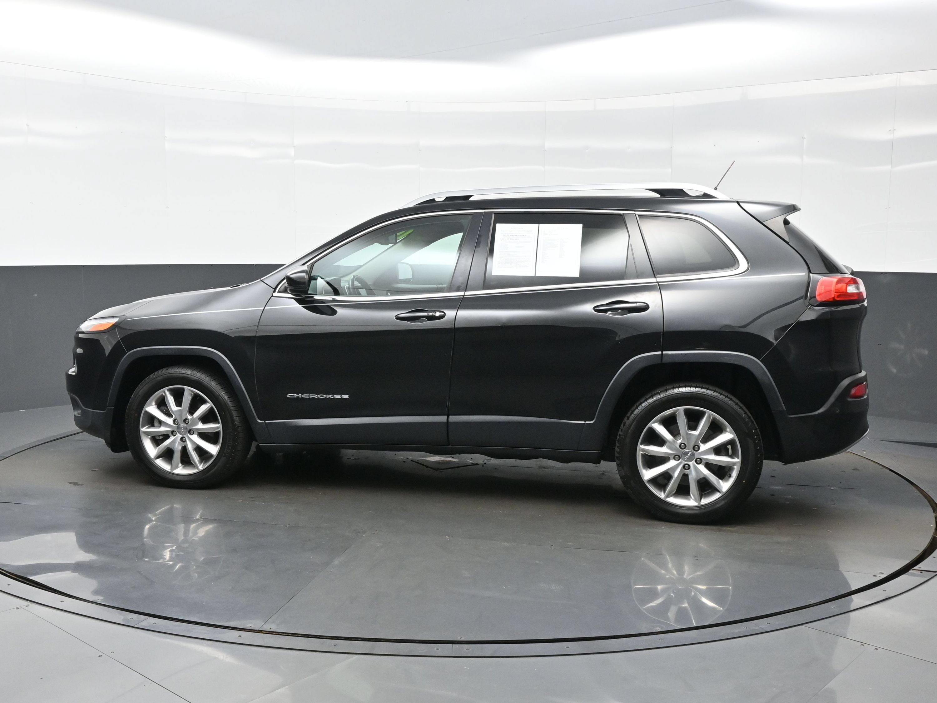 Used 2014 Jeep Cherokee Limited w/ Technology Group FWD image 3
