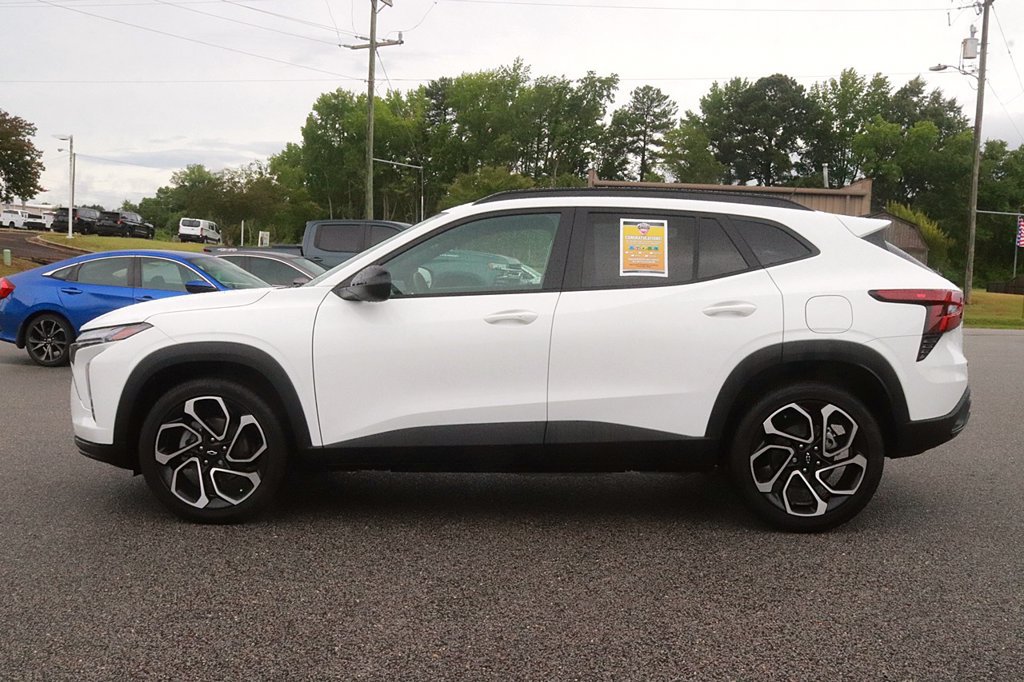Used 2025 Chevrolet Trax RS w/ Sunroof Package FWD image 4