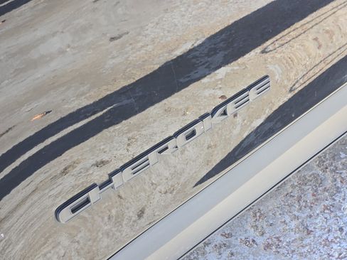 Used 2021 Jeep Cherokee Altitude image 13