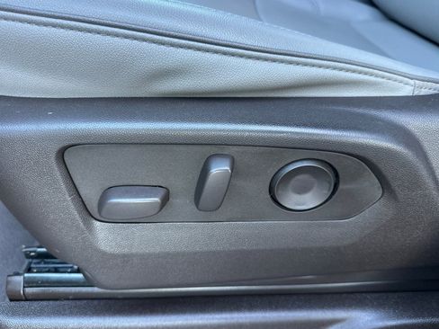 Used 2024 GMC Yukon SLT image 13