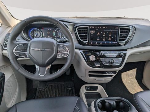 Used 2024 Chrysler Pacifica Touring-L FWD image 18