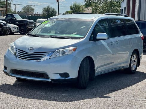 Used 2015 Toyota Sienna LE FWD image 3