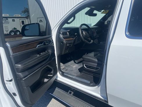 Used 2022 Jeep Grand Wagoneer Series I w/ Flexible Seating Group image 20