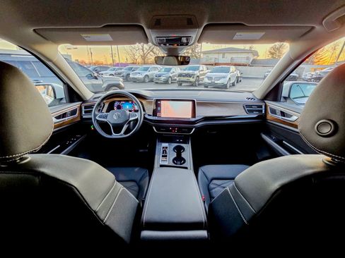 Used 2025 Volkswagen Atlas SE image 2