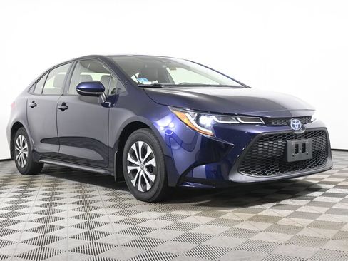 Used 2022 Toyota Corolla LE w/ Premium Interior Package FWD image 9