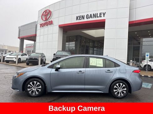 Used 2022 Toyota Corolla LE image 3