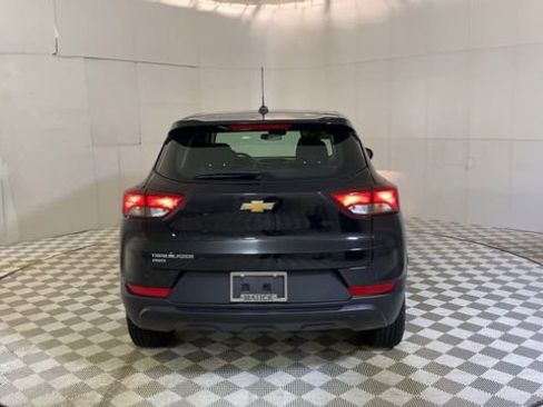 Used 2023 Chevrolet TrailBlazer LS AWD/4WD image 2