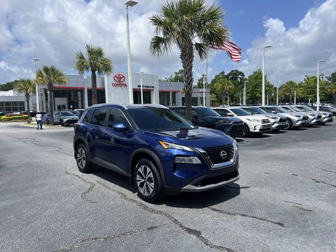 Used 2022 Nissan Rogue SV w/ SV Premium Package FWD image 2