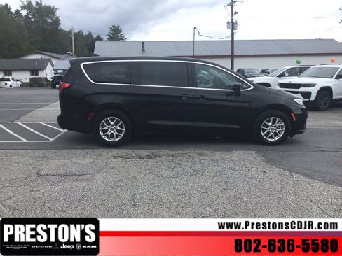 Used 2024 Chrysler Pacifica Touring-L FWD image 7