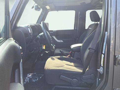 Used 2017 Jeep Wrangler Unlimited Rubicon w/ Connectivity Group AWD/4WD image 9