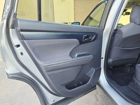 Used 2020 Toyota Highlander LE image 37