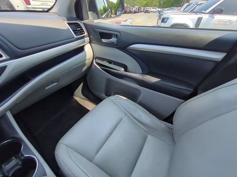 Used 2016 Toyota Highlander XLE FWD image 19