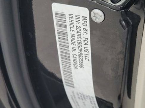 Used 2023 Chrysler Pacifica Touring-L FWD image 34