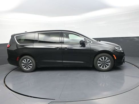 Used 2024 Chrysler Pacifica Limited FWD image 16
