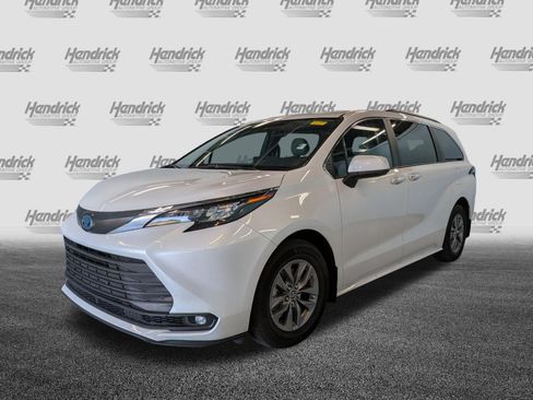 Certified 2025 Toyota Sienna XLE FWD image 5