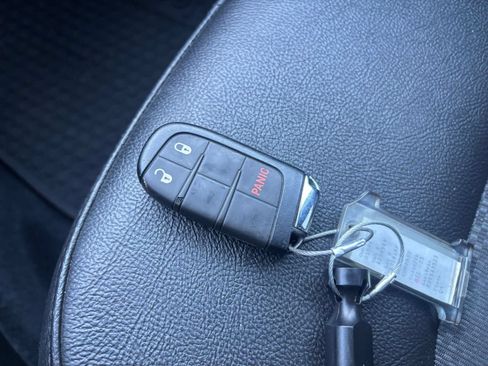 Used 2025 Jeep Compass Trailhawk AWD/4WD image 21