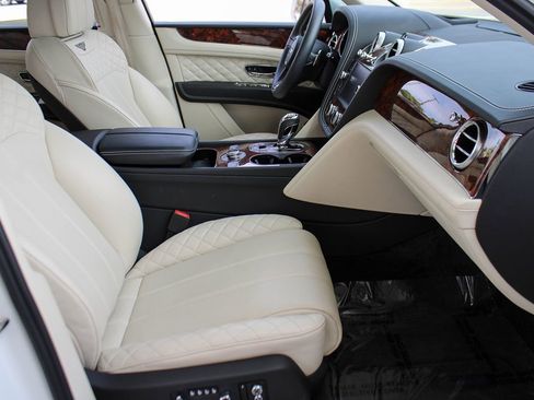 Used 2020 Bentley Bentayga Plug-In Hybrid AWD/4WD image 20