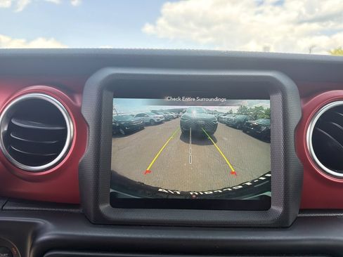 Used 2022 Jeep Wrangler Rubicon w/ Cold Weather Group AWD/4WD image 22