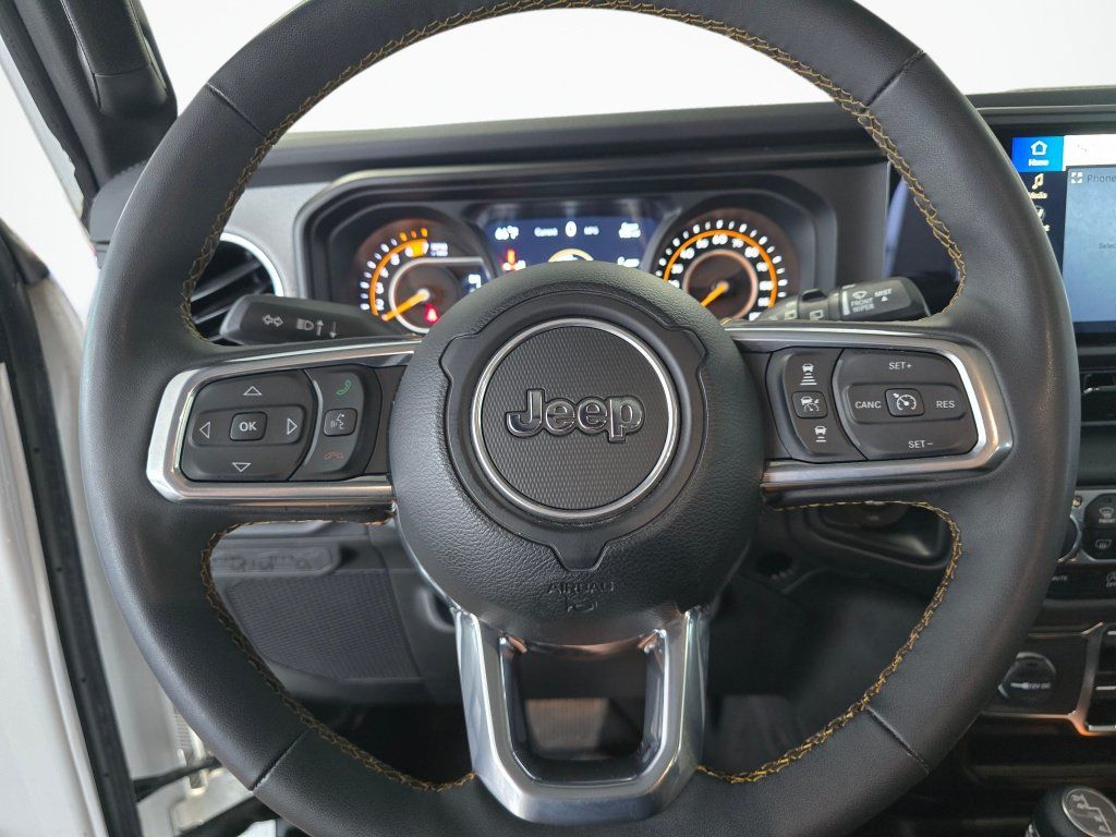 Used 2025 Jeep Wrangler Unlimited Sahara AWD/4WD image 20
