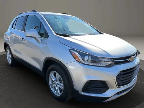 Used 2019 Chevrolet Trax LT w/ LT Convenience Package FWD image 3