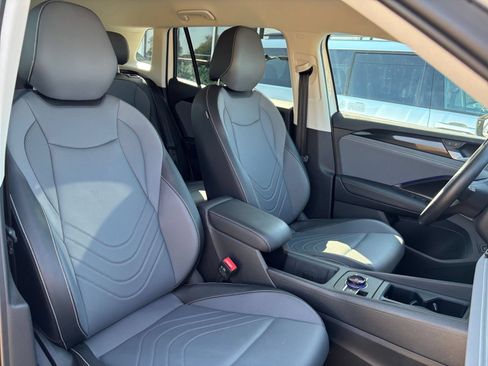 Used 2026 Volkswagen Tiguan SE AWD/4WD image 37