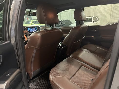 Used 2016 Toyota Tacoma Limited w/ Towing Package image 9
