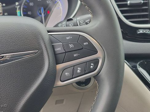 Used 2024 Chrysler Pacifica Touring-L FWD image 21