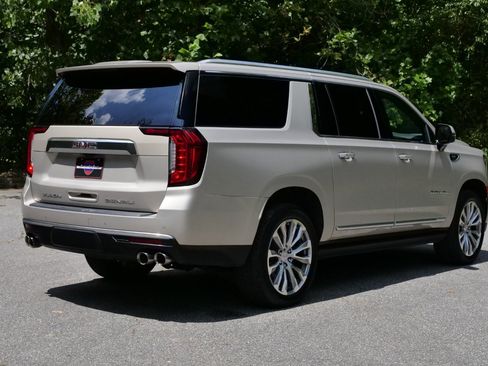 Used 2021 GMC Yukon XL Denali w/ Denali Ultimate Package AWD/4WD image 9