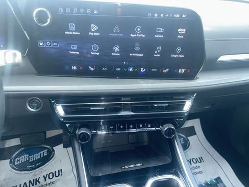 Used 2025 Chevrolet Traverse LT image 23