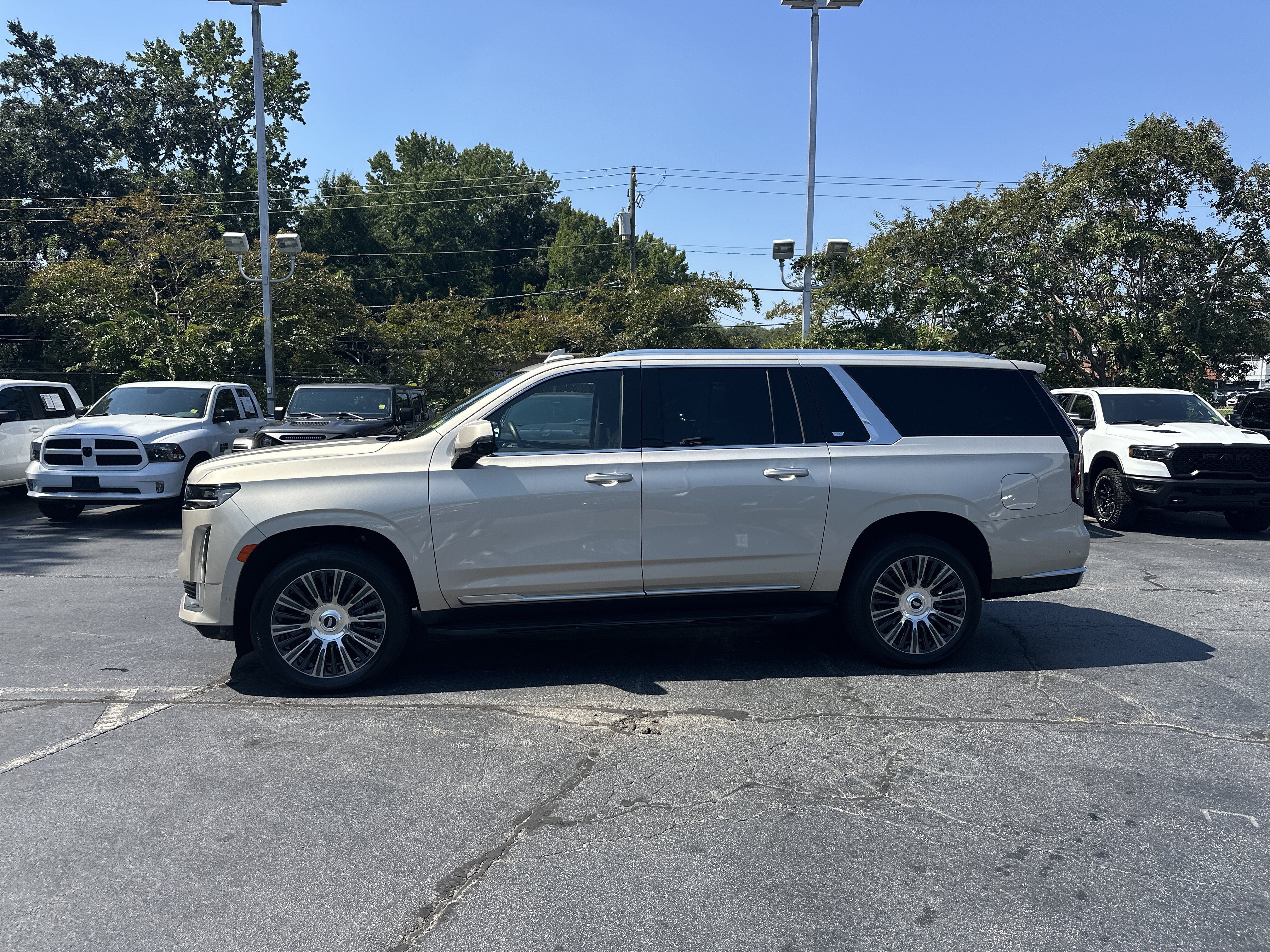 Used 2022 Cadillac Escalade ESV Premium Luxury AWD/4WD image 6