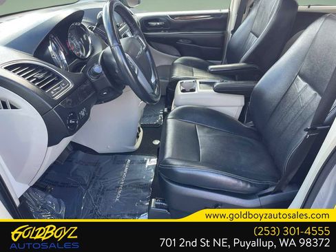 Used 2013 Chrysler Town & Country Touring-L w/ Driver Convenience Group image 14