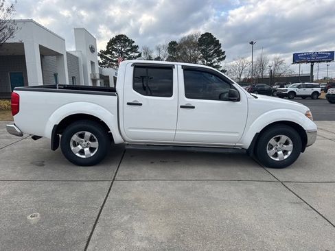 Used 2011 Nissan Frontier SV image 8
