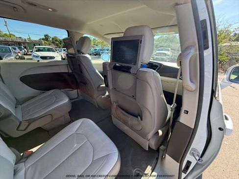 Used 2017 Chrysler Pacifica Touring-L Plus FWD image 19